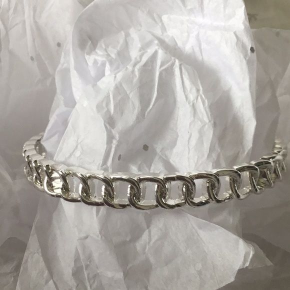 Jewelry - 🐝NWOT Silver Bangle Bracelet Unique